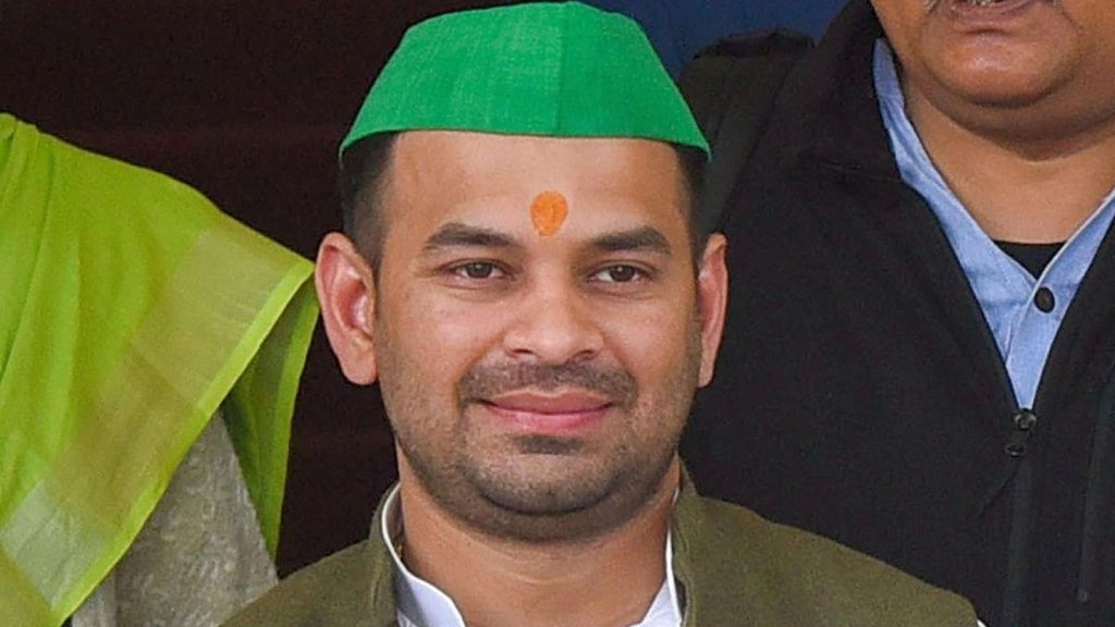 મોદી-નીતીશની છાવણીમાં તેજ પ્રતાપ યાદવ? લાલુ પરિવારના ઝઘડાએ તેજસ્વીની મુશ્કેલીઓમાં વધારો કર્યો મોદી-નીતીશની છાવણીમાં તેજ પ્રતાપ યાદવ? લાલુ પરિવારના ઝઘડાએ તેજસ્વીની મુશ્કેલીઓમાં વધારો કર્યો