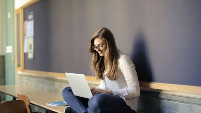 <strong>1- Diploma in Fashion Design</strong><br>જો તમે ઈચ્છો તો તમે ફેશન ડિઝાઇનમાં ડિપ્લોમા કોર્સ પણ કરી શકો છો. આનાથી સારા પગારવાળી નોકરી મળી શકે છે. ડિપ્લોમા સાથે તમે 4 થી 5 લાખ રૂપિયાનો પ્રારંભિક પગાર અને પછીથી વધુ પગાર પણ મેળવી શકો છો. (Photo: Pexels)