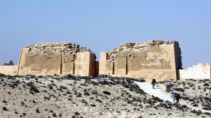 <strong>ક્લિયોપેટ્રા એક રહસ્ય</strong><br>કેટલાક માને છે કે તે મેસેડોનિયાની હતી, જ્યારે અન્ય લોકો કહે છે કે તેના મૂળ આફ્રિકન હતા. તે છતાં તેણીએ પોતાને ઇજિપ્તની રાણી તરીકે સ્થાપિત કરી. તે ટોલેમિક સામ્રાજ્યની છેલ્લી રાણી બની અને ઇજિપ્તીયન ભાષા બોલનારી તે પ્રથમ રાણી બની. તેણીનો શાસનકાળ સાબિત કરે છે કે તે માત્ર સુંદર અને મોહક જ નહીં, પણ હોશિયાર પણ હતી. રાણી ક્લિયોપેટ્રાની આસપાસ એક રહસ્ય છે: જ્યાં તેણીને તેના મૃત્યુ પછી દફનાવવામાં આવી હતી. આ એક રહસ્ય રહે છે. (તસવીર: સોશિયલ મીડિયા)