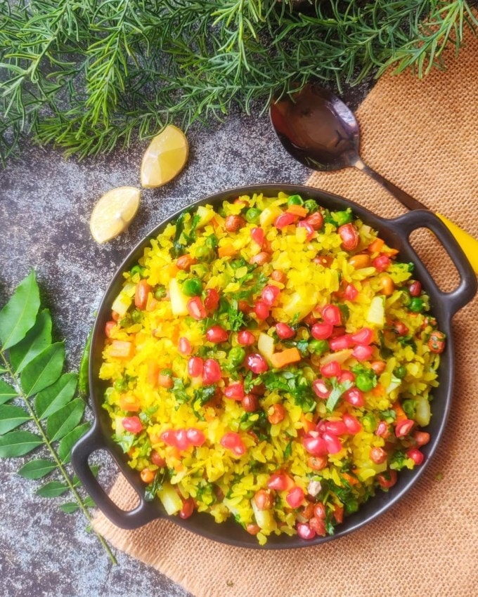 <strong>વેજીટેબલ પૌંઆ</strong><br>જો તમે પૌંઆને વધુ હેલ્ધી બનાવવા માંગતા હોવ તો તમે વેજીટેબલ પૌંઆ ટ્રાય કરી શકો છો. તેમા ગાજર, બીટ, વટાણા, કેપ્સિકમ, ટામેટા, બટાકા અને કઠોળ જેવા શાકભાજી ઉમેરી શકાય છે. તે માત્ર સ્વાદિષ્ટ જ નથી, પરંતુ ફાઇબર અને વિટામિન્સથી પણ સમૃદ્ધ છે. તે બાળકોને પણ ખૂબ પસંદ આવે છે. (Photo: Social Media)