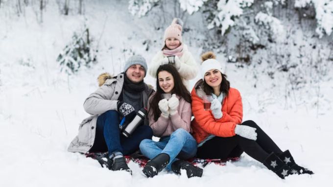 <strong>Winter Adventure Travel Destinations : શિયાળામાં એડવેન્ચર ટુર માટે પ્રવાસ સ્થળ</strong><br>શિયાળાની ઠંડીમાં ફરવા માટે હિલ સ્ટેશન અને ઠંડા વિસ્તારો શ્રેષ્ઠ પ્રવાસ માનવામાં આવે છે. ભારતના ઘણા સ્થળોએ શિયાળામાં હિમ વર્ષા થાય છે. બરફ વર્ષા થયા બાદ અહી વિન્ટર એડવેન્ચર એક્ટિવિટી માણવા મોટી સંખ્યામાં પ્રવાસીઓ ઉમટી પડે છે. જો તમે પણ વિન્ટર એડવેન્ચર ટુરની મજા માણવા ઇચ્છો છો તો અહીં અદભૂત 4 પ્રવાસ સ્થળ વિશે જાણકારી આપી છે, જ્યાં બરફમાં સાહસિક પ્રવૃત્તિનો આનંદ માણી શકાય શકાય છે. (Photo: Freepik)