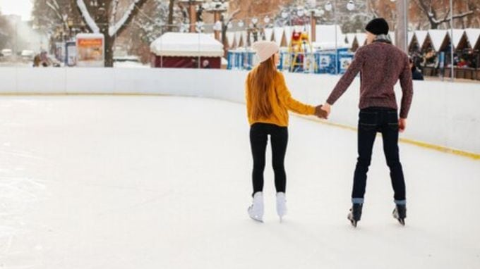 <strong>સોલાંગ ઘાટી</strong><br>સોલાંગ ઘાટી હિમાચલ પ્રદેશમાં આવેલી છે, જ્યાંથી મનાલી બહુ નજક છે. એડવેન્ચર લવર માટે આ સ્થળ ઉ્તમ છે. અહીં પેરાગ્લાઇડિંગ, જોર્બિંગ, એટીવી રાઇડ, રોક ક્લાઇમ્બિંગ, રેપલિંગ, રિવર ક્રોસિંગ, સ્કીઇંગ, સ્નોબોર્ડિંગ અને સ્નો ટેકિંગ જેવી એડવેન્ચર એક્ટિવિટી પ્રવાસીઓને આકર્ષિત કરે છે. મનાલીથી નજીક હોવાના કારણે સોલાંગ ઘાટીમાં પ્રવાસીઓની સંખ્યા વધારે હોય છે. અહીં ભારતનું એક માત્ર અટલ બિહારી ઇન્સ્ટિટ્યૂટ ઓફ માઉન્ટેનરિંગ એન્ડ એલાઇડ સ્પોર્ટ્સ છે, જ્યાં ડિસેમ્બર જાન્યુઆરીમાં દર વર્ષે સ્કીઇંગ ફેસ્ટિવલ થાય છે. (Photo: Freepik)