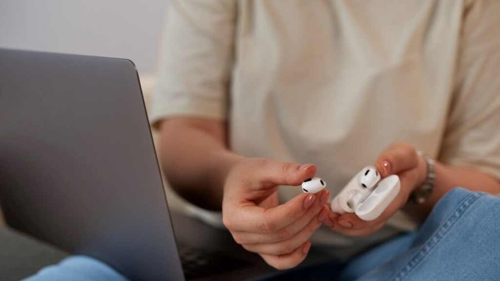 ઇયરફોન, એરપોડ્સ અને ઇયરબડ્સ માં શું છે અંતર? જાણો કયું છે વધારે બેસ્ટ ઇયરફોન, એરપોડ્સ અને ઇયરબડ્સ માં શું છે અંતર? જાણો કયું છે વધારે બેસ્ટ