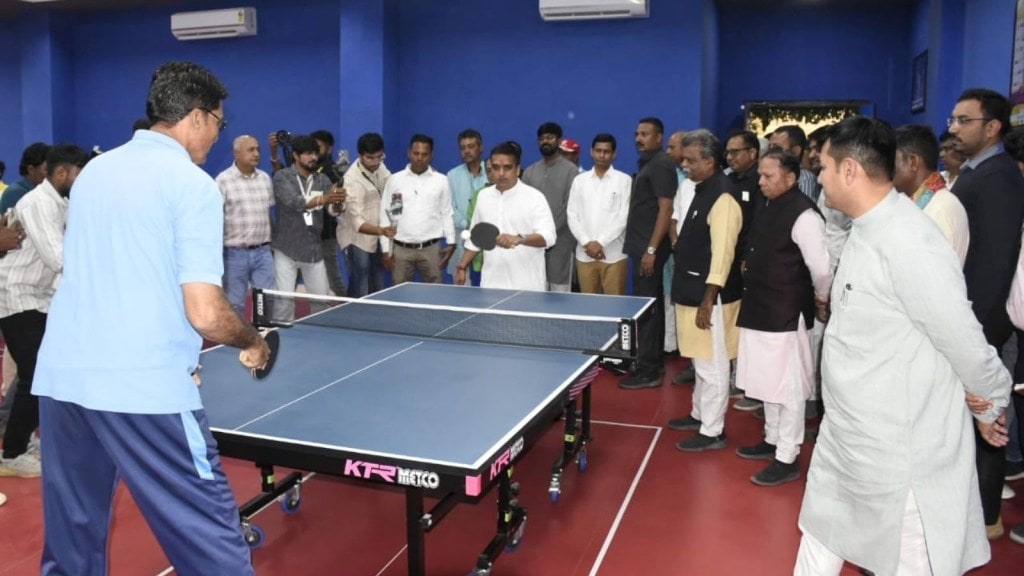 નાયબ મુખ્યમંત્રી હર્ષ સંઘવીએ ટેબલ ટેનિસમાં હાથ અજમાવ્યો