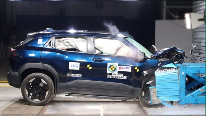 <strong>Top rated electric cars by Bharat NCAP : </strong>ઇલેક્ટ્રિક કાર ભારતમાં લોકપ્રિય થઇ રહી છે. ઓટો કંપનીઓ પણ એડવાન્સ ફીચર્સ અને પાવરફુલ બેટરી સાથે મોટી સંખ્યામાં બેટર સંચાલિત ઇ કાર લોન્ચ કરી રહ્યા છે. તાજતેરમાં મારૂતિ સુઝુકી દ્વારા તેની પ્રથમ ઇલેક્ટ્રિક કાર મારૂતિ ઇ વિટારા રજૂ કરી છે. આ 7 સીટર મારૂતિ ઇ વિટારા કંપનીની પ્રથમ ઇલેક્ટ્રિક કાર છે જેને 5 સ્ટાર સેફ્ટી રેટિંગ મળ્યું છે. ભારતીય બજારમાં આવી ઘણી ઇલેક્ટ્રિક કાર છે, જેને Bharat NCAP તરફથી 5 સ્ટાર સેફ્ટી રેટિંગ મળ્યું છે. અહીં 5 સ્ટાર સેફ્ટી ટેરિંગ ધરાવતી ભારતની ટોપ 5 ઇલેક્ટ્રિક કાર વિશે જાણકારી આપી છે, જેમાં મુસાફરી કરવી સુરક્ષિત રહે છે. (Photo: Social Media)