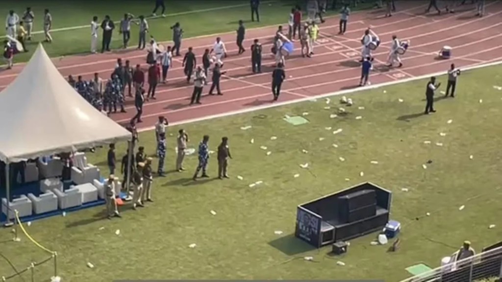 લિયોનેલ મેસીના કોલકતા ઈવેંન્ટમાં મચી અફરા તફરી, દર્શકોએ ફેંકી બોટલો, તોડફોડ કરી લિયોનેલ મેસીના કોલકતા ઈવેંન્ટમાં મચી અફરા તફરી, દર્શકોએ ફેંકી બોટલો, તોડફોડ કરી