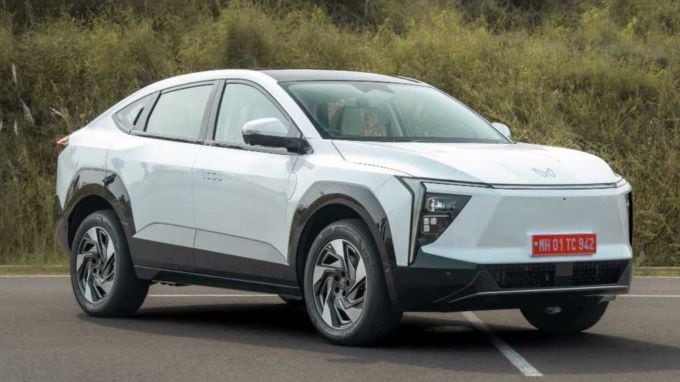 <strong>Mahindra XEV 9e : મહિન્દ્રા એક્સઇવી 9ઇ</strong><br>મહિન્દ્રા એક્સઇવી 9ઇ પણ 5 સ્ટાર સેફ્ટી રેટિંગ સાથે સુરક્ષિત ઇલેક્ટ્રિક કાર માનવામાં આવે છે. ભારત એનસીપીએ ક્રેશ ટેસ્ટમાં એડલ્ટ ઓક્યુપન્ટ પ્રોટેક્શન (AOP) માટે સંપૂર્ણ 32/32 સ્કોર અને ચાઇલ્ડ ઓક્યુપન્ટ પ્રોટેક્શન (COP) માટે 49 અંક માંથી 45 અંક મેળવનાર પ્રથમ ઇલેક્ટ્રિક કાર છે. Mahindra XEV 9e ઇલેક્ટ્રિક કારની કિંમત એક્સ શો રૂમ 21.90 લાખ રૂપિયા થી શરૂ થાય છે. (Photo: Social Media)