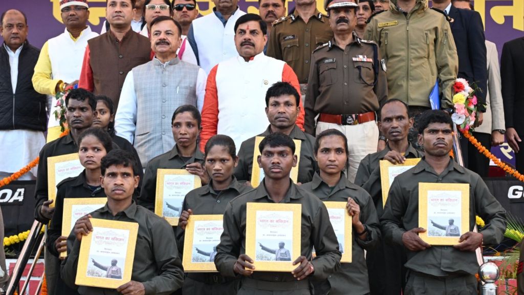 Maoists Surrender : MMC ઝોનમાં નક્સલવાદીઓને મોટો ફટકો, 12 લોકોએ આત્મસમર્પણ કર્યું, એક કરોડનું ઇનામ હતું Maoists Surrender : MMC ઝોનમાં નક્સલવાદીઓને મોટો ફટકો, 12 લોકોએ આત્મસમર્પણ કર્યું, એક કરોડનું ઇનામ હતું