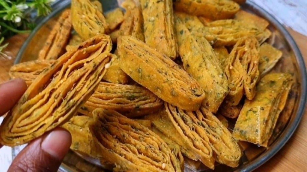 શિયાળામાં કુરકુરી મેથીની મઠરી બનાવો, હલવાઇ સ્ટાઇલમાં ઘણા લેયર સાથે આવી રીતે કરો તૈયાર શિયાળામાં કુરકુરી મેથીની મઠરી બનાવો, હલવાઇ સ્ટાઇલમાં ઘણા લેયર સાથે આવી રીતે કરો તૈયાર