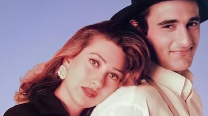 <strong>અક્ષય ખન્ના અને કરિશ્મા કપૂર</strong><br>અક્ષય ખન્નાનું નામ પહેલા કરિશ્મા કપૂર સાથે જોડાયું હતું. તેઓએ ફક્ત એક જ ફિલ્મમાં સાથે કામ કર્યું હતું. આ ફિલ્મના શૂટિંગ દરમિયાન અક્ષય અને કરિશ્મા નજીક આવ્યા હતા, પરંતુ થોડા સમય પછી તેઓ અલગ થઈ ગયા. અહેવાલો સૂચવે છે કે કરિશ્માના પિતા રણધીર કપૂર તેમના સંબંધોથી પ્રભાવિત થયા હતા અને તેમના નજીકના મિત્ર વિનોદ ખન્નાને કહ્યું હતું કે તેઓ ઇચ્છે છે કે તેઓ લગ્ન કરે. જોકે કરિશ્માની માતા બબીતા ​​આ સંબંધથી અસંમત હતી, જેના કારણે આ સંબંધ આગળ વધ્યો ન હતો. (તસવીર: સોશિયલ મીડિયા)